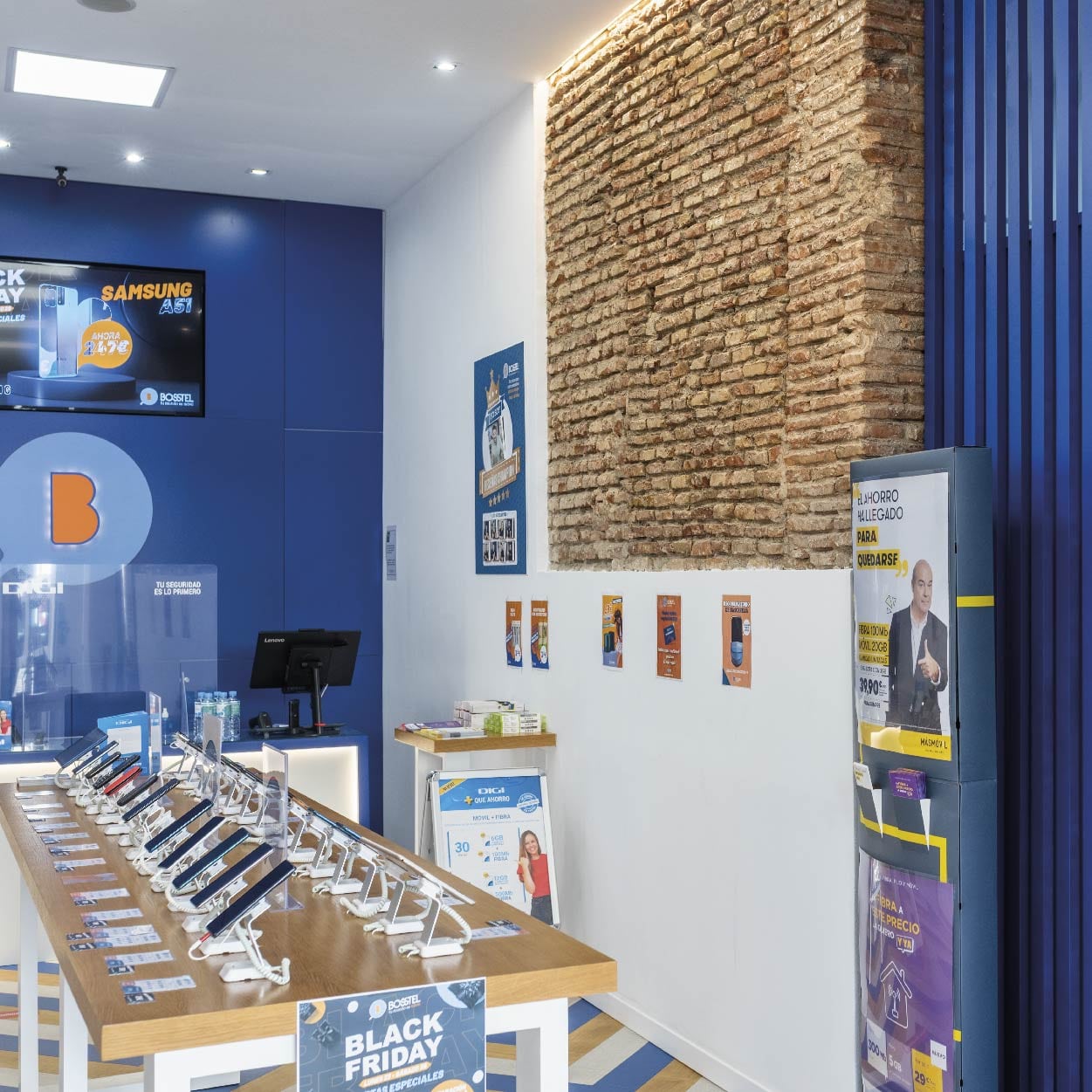 Comercio Bosstel reformado y diseñado por Libar
