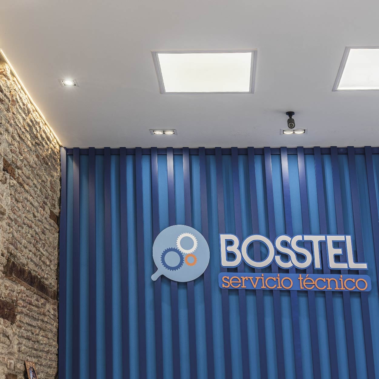 Comercio Bosstel reformado y diseñado por Libar