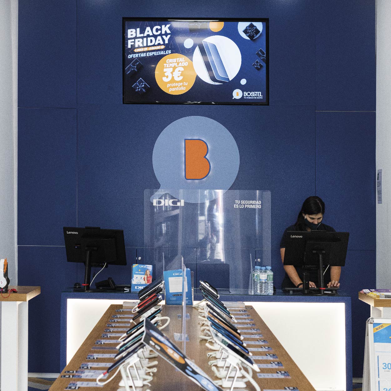 Comercio Bosstel reformado y diseñado por Libar