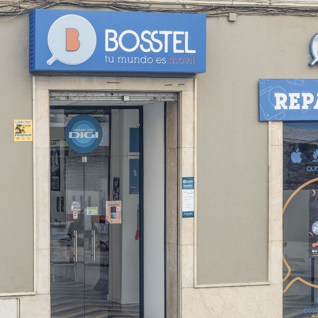 Comercio Bosstel reformado y diseñado por Libar