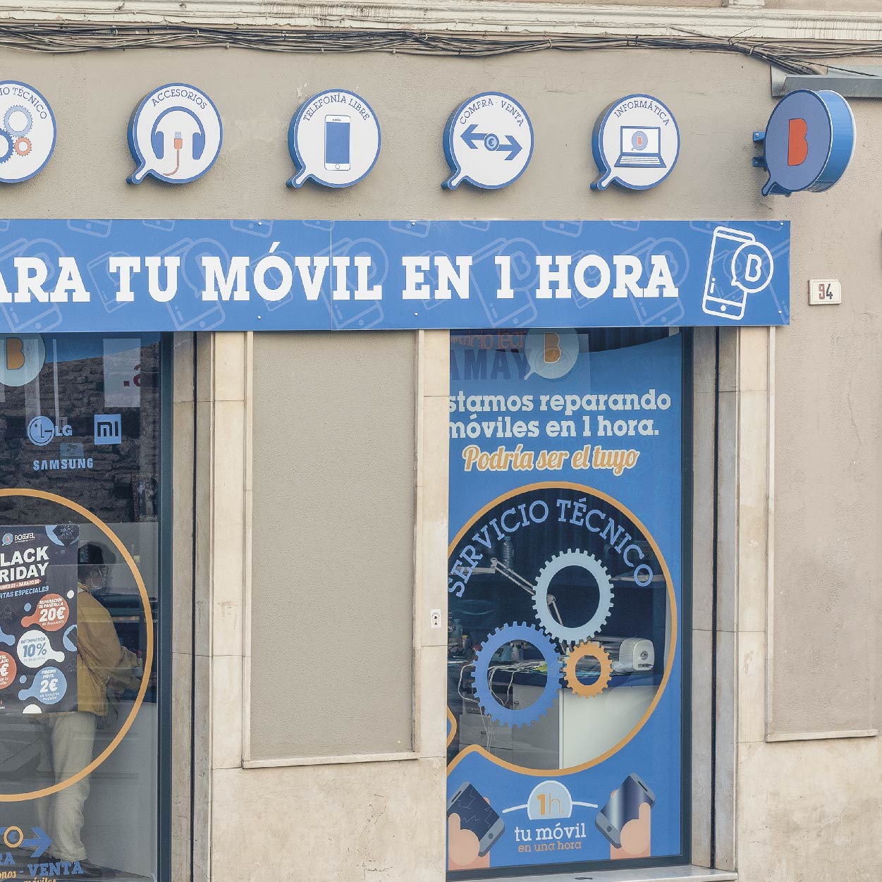 Comercio Bosstel reformado y diseñado por Libar