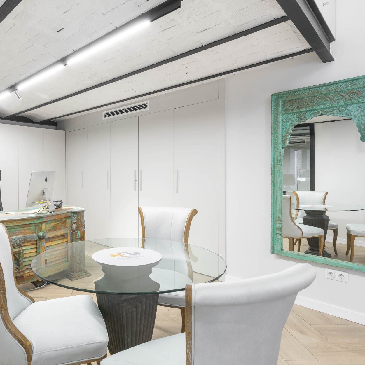 Comercio Holidays to Málaga reformado y diseñado por Libar